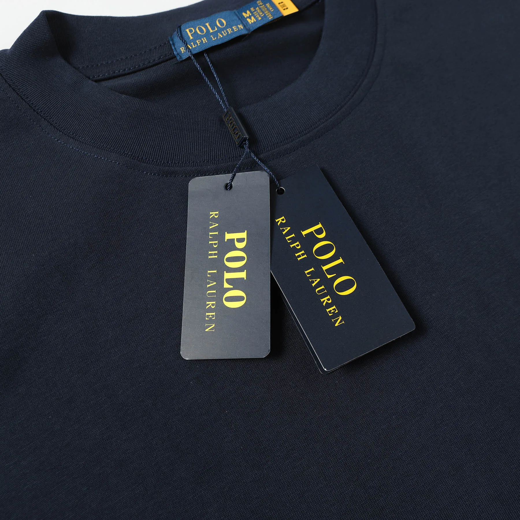 P130 Style number: A001 Brand reputation: Ralph Lauren is an internationally renowned high-end fashion brand, representing quality, style and status. Wearing its short sleeves can highlight consumers' taste and identity. Classic design: The brand has unique and enduring classic design elements, such as the polo logo, iconic color combinations, etc., which are both fashionable and recognizable. High-quality fabric: Made of double yarn 280g fabric, usually made of high-quality cotton fabric, which is soft, breathable, and sweat-absorbent, comfortable to wear, and suitable for various occasions and seasons. Exquisite craftsmanship: Pay attention to detail processing and production technology, neat stitching, and tailoring to ensure the durability and beauty of the clothing. Diversified styles: covering a variety of styles from casual to formal, simple to gorgeous, meeting the individual needs and wearing scenarios of different consumers. Strong matchability: Can be matched with a variety of bottoms, jackets and accessories to easily create a variety of different fashion looks. Inheritance and innovation: While maintaining the traditional charm of the brand, we constantly innovate designs and incorporate new fashion elements to keep our products attractive. Brand values: The American lifestyle and positive values ​​conveyed by Ralph Lauren are also recognized and yearned for by consumers. Color: Black White Gray Blue White Blue Red Pink Sky Blue Bean Green Burgundy Complete Sizes: S, M, L, XL,